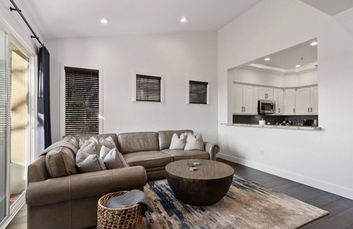 Newport Coast House | Stunning Newport Coast elegance & style. Luxe living near 5 star shops & dining.