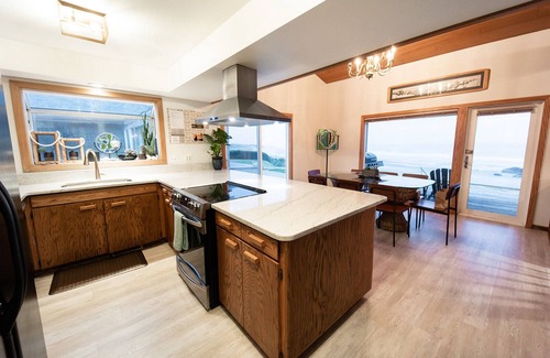 Bandon House | Stunning Ocean Front Near Bandon Dunes w Private Beach Access