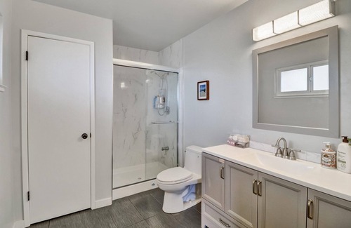 Sharp Park House | Stunning Ocean Mountain View Near SF+Beach Suite