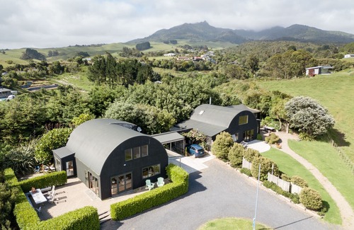 Raglan House | Stunning ocean view barn