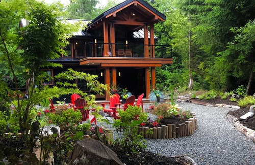 Tofino House | Stunning oceanfront oasis with majestic mountain and lush forest views.