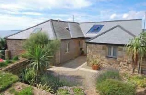 Perranuthnoe House | Stunning Old Carthouse with seaview