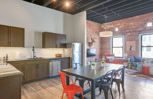 Detroit House | Stunning One Of A Kind 6 BDRM Loft Sleeps 15