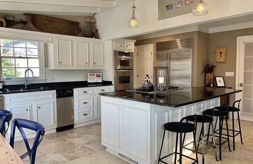 Roswell House | Stunning open plan huge kitchen on lake games rm bar firepit restaurants 4 beds