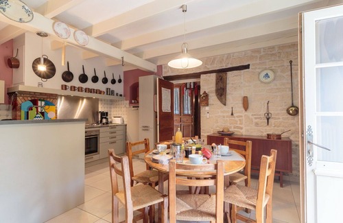 Mauze-sur-le-Mignon House | Stunning private villa for 7 people with WIFI, private pool, TV, terrace, pets allowed and parking