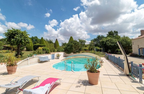 Mauze-sur-le-Mignon House | Stunning private villa for 7 people with WIFI, private pool, TV, terrace, pets allowed and parking