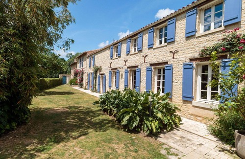 Mauze-sur-le-Mignon House | Stunning private villa for 7 people with WIFI, private pool, TV, terrace, pets allowed and parking