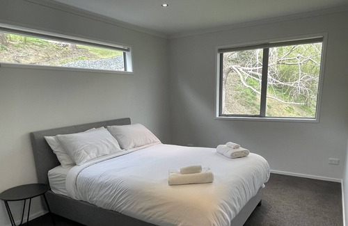 Pahi House | Stunning Pahi Retreat with private water access