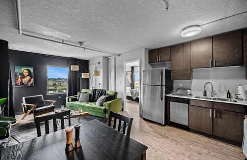 Downtown Des Moines Apartment | Stunning Penthouse - King Bed - City/River View - Corner Unit - Wells Fargo