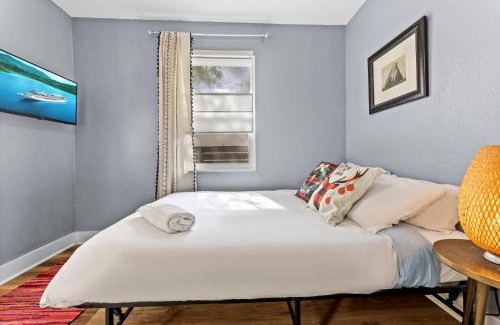 East Cesar Chavez House | Stunning Pool Home by Dtwn , Walk 2 lake & Eateries