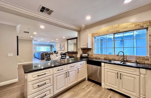 Northeast Anaheim House | Stunning Pool/Jac Home: 5 EnSuites & Game Room