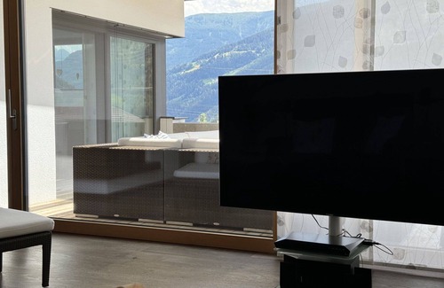 Landeck Villa | Stunning private villa for 6 people with WIFI, pool, TV, patio, panoramic view and parking