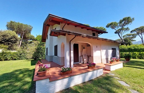 Ronchi Villa | Stunning private villa with WIFI, A/C, TV, pets allowed and parking, close to Forte Dei Marmi