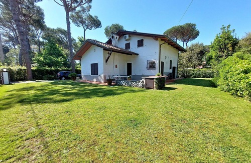 Ronchi Villa | Stunning private villa with WIFI, A/C, TV, pets allowed and parking, close to Forte Dei Marmi