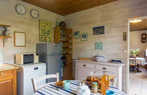 Locquirec House | Stunning private villa for 5 people with WIFI, TV, terrace, pets allowed and parking