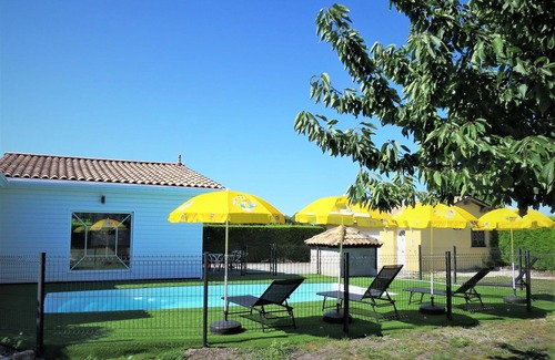 Civrac-en-Medoc House | Stunning private villa with private pool, WIFI, TV, terrace, panoramic view and parking