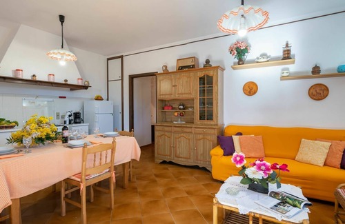 Prela House | Stunning private villa for 4 guests with TV, patio, pets allowed and panoramic view