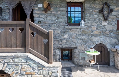 Sarre House | Stunning private villa for 5 people with WIFI, TV, balcony and parking