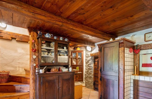 Sarre House | Stunning private villa for 5 people with WIFI, TV, balcony and parking