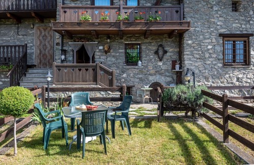 Sarre House | Stunning private villa for 5 people with WIFI, TV, balcony and parking
