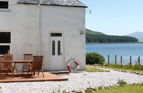 Breakish House | Stunning private villa for 4 guests with WIFI, TV, patio, pets allowed and parking