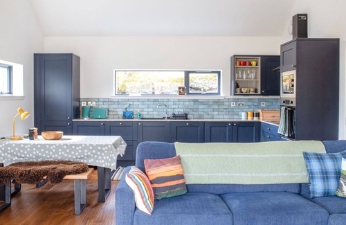 Breakish House | Stunning private villa for 2 people with WIFI, TV, terrace, pets allowed and parking