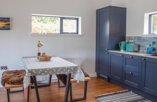 Breakish House | Stunning private villa for 2 people with WIFI, TV, terrace, pets allowed and parking