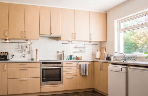 Portree House | Stunning private villa for 4 people with WIFI, TV, patio and parking