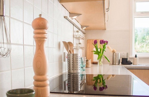 Portree House | Stunning private villa for 4 people with WIFI, TV, patio and parking