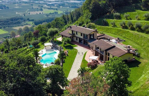 Colombaro Villa | Stunning private villa for 14 people with WIFI, private pool, hot tub, TV, patio and parking