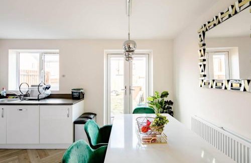 Salford Bed & Breakfast | Stunning Private room in a Home - Bathroom & Parking!