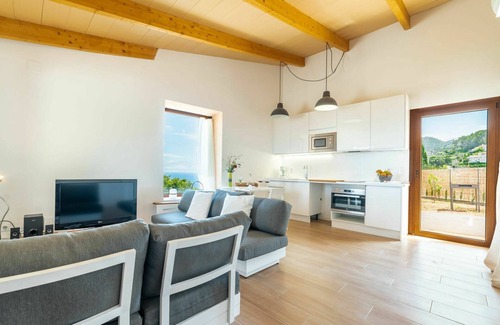 Banyalbufar House | Stunning private villa for 2 people with A/C, WIFI, TV, patio and parking
