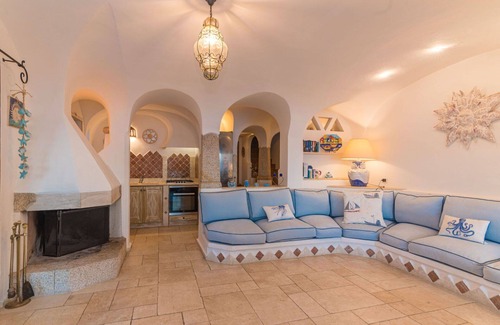 Cannigione House | Stunning private villa for 8 people with A/C, WIFI, TV, patio, pets allowed and parking