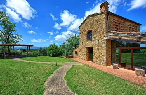 Poggibonsi Villa | Stunning private villa with WIFI, hot tub, A/C, private pool, TV, patio, close to San Gimignano