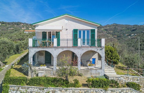 Moneglia House | Stunning private villa for 6 people with A/C, WIFI, TV, patio, pets allowed and parking