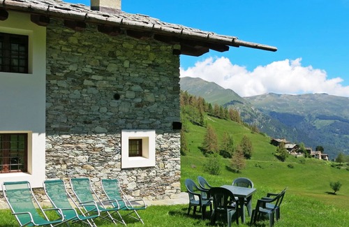 Sampeyre House | Stunning private villa for 9 people with TV, patio and parking