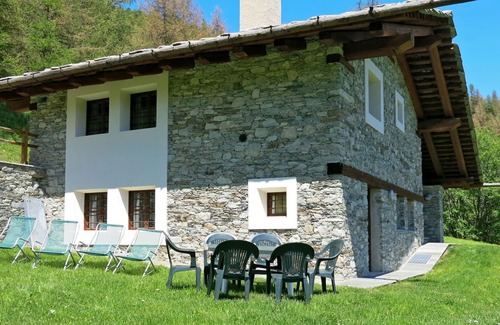 Sampeyre House | Stunning private villa for 9 people with TV, patio and parking