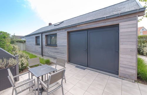 Bredene House | Stunning private villa for 5 people with WIFI, TV and terrace