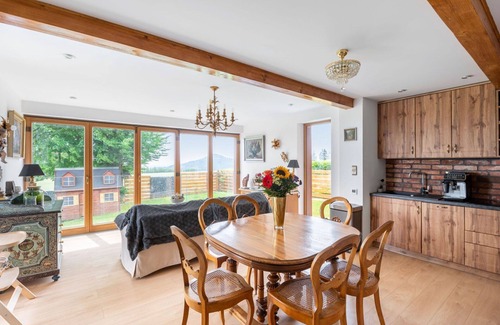 Oybin House | Stunning private villa with hot tub, WIFI, A/C, TV, patio, pets allowed, panoramic view and park.