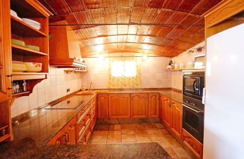 L'Aldea House | Stunning private villa with WIFI, private pool, hot tub, A/C, TV, patio and pets allowed