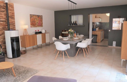 Cruis House | Stunning private villa for 6 guests with WIFI, private pool, TV, terrace, pets allowed and parking
