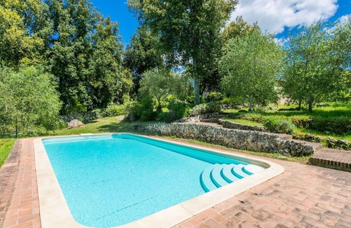Siena House | Stunning private villa for 8 guests with WIFI, private pool, TV, patio and parking