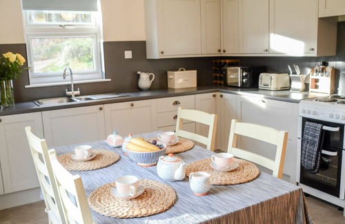 Lerags House | Stunning private villa for 4 guests with WIFI, TV, patio, pets allowed, panoramic view and parking