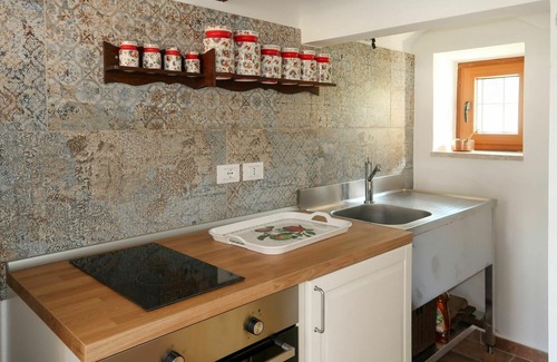 Piea House | Stunning private villa for 4 guests with WIFI, A/C, TV, patio, pets allowed and parking