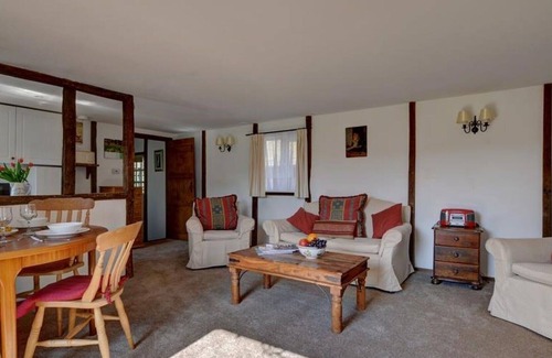 Abbess Roding House | Stunning private villa for 4 guests with WIFI, TV, patio, panoramic view and parking