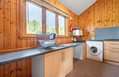 Glen Urquhart House | Stunning private villa for 4 guests with WIFI, TV and pets allowed