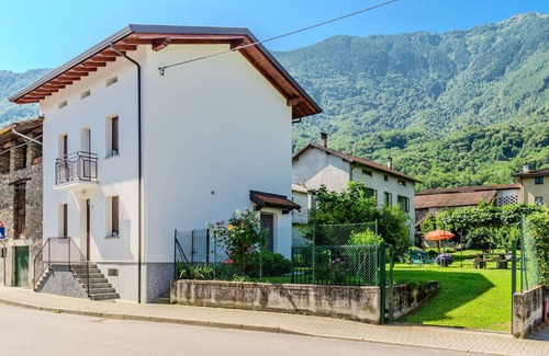 Piantedo House | Stunning private villa for 5 guests with WIFI, TV, patio, pets allowed and parking