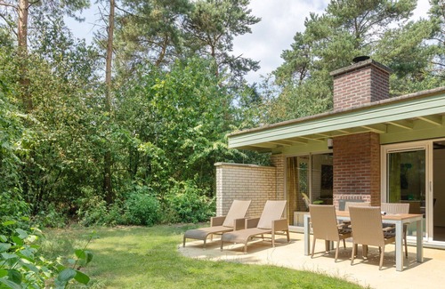 America House | Stunning private villa for 4 people with hot tub, WIFI, pool, TV, terrace and parking
