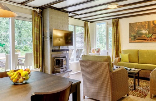 America House | Stunning private villa for 4 people with hot tub, WIFI, pool, TV, terrace and parking