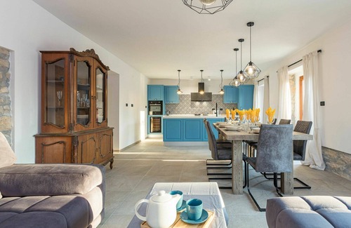 Radini House | Stunning private villa with WIFI, private pool, A/C, TV, terrace, pets allowed and parking